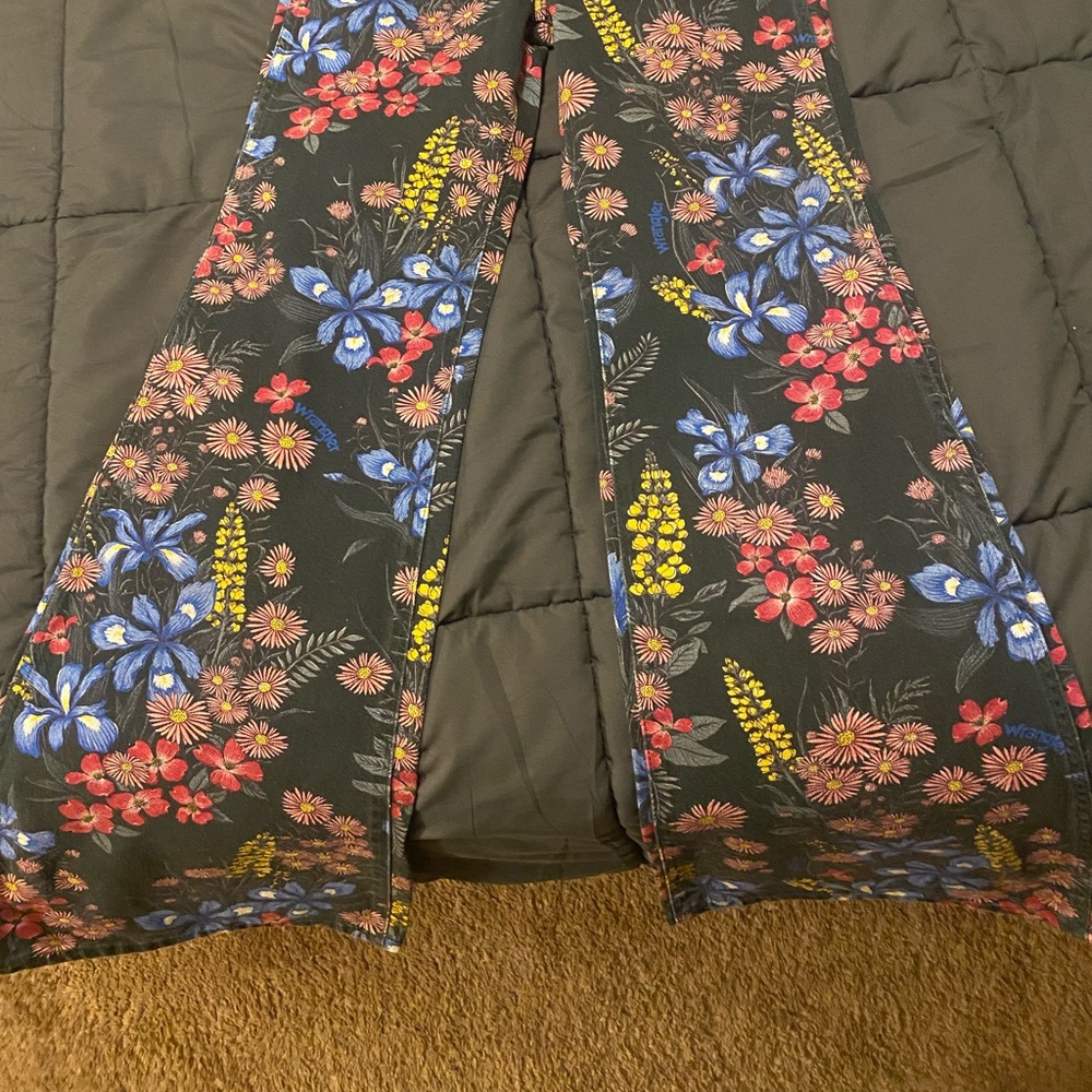 ‼️NWT‼️ Lainey Wilson X Wrangler Wanderer Jeans. Never worn, still with tags. - Picture 2 of 3